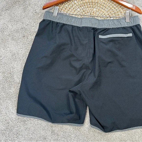 SOLD | Vuori Men’s Banks Shorts Pull On 7” Unlined Athletic in Black Gray XL - Picture 6 of 14